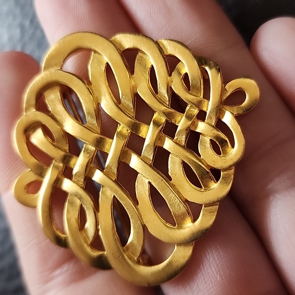 VTG MMA brooch